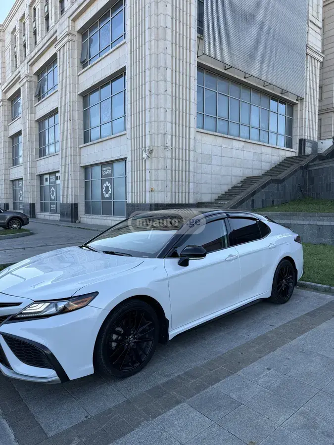 Toyota Camry 2022 — photo 2