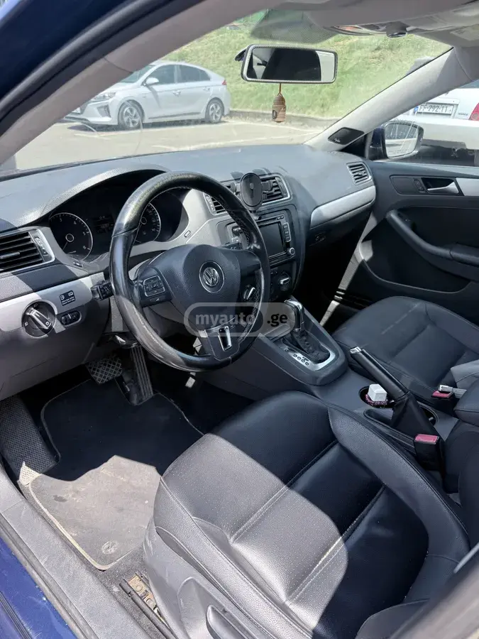 Volkswagen Jetta 2011 — photo 2