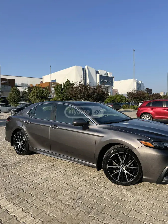Toyota Camry 2021 — photo 2