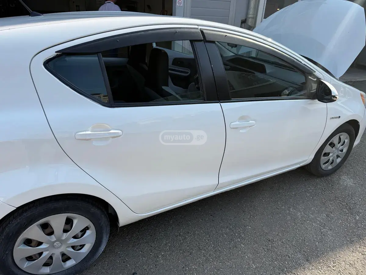 Toyota Prius C 2013 — photo 2