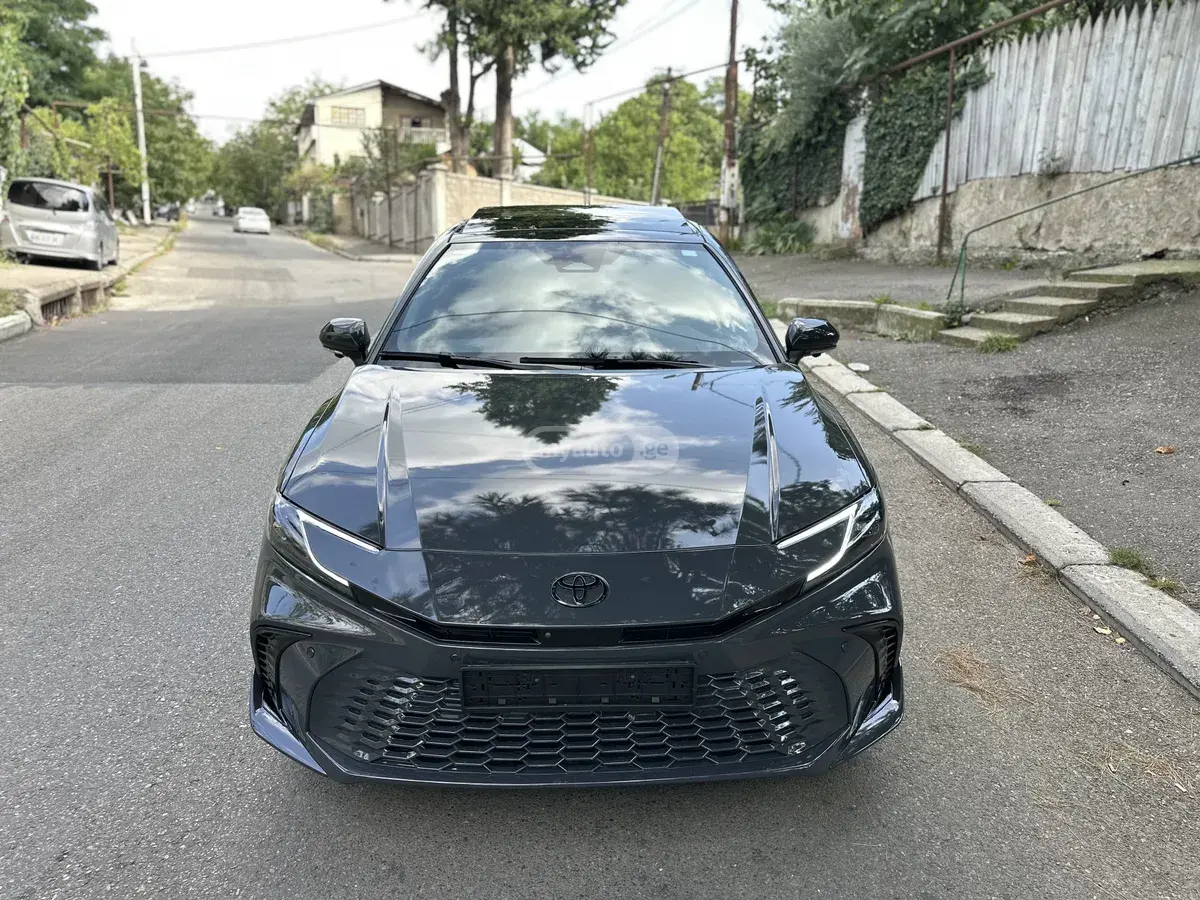 Toyota Camry 2025 — photo 2
