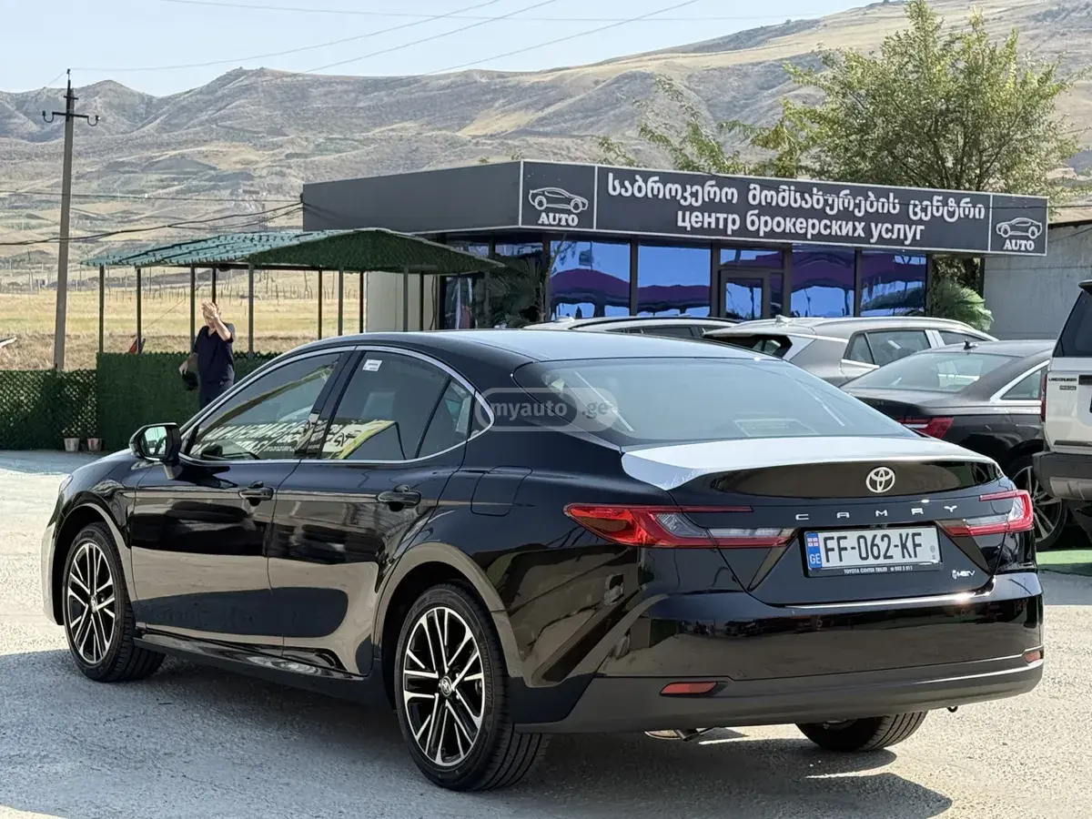 Toyota Camry 2026 — photo 2