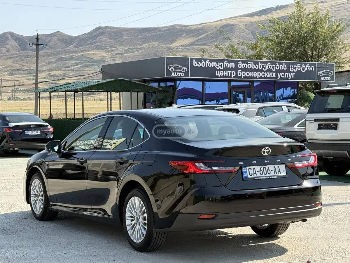Toyota Camry 2026 — photo 2