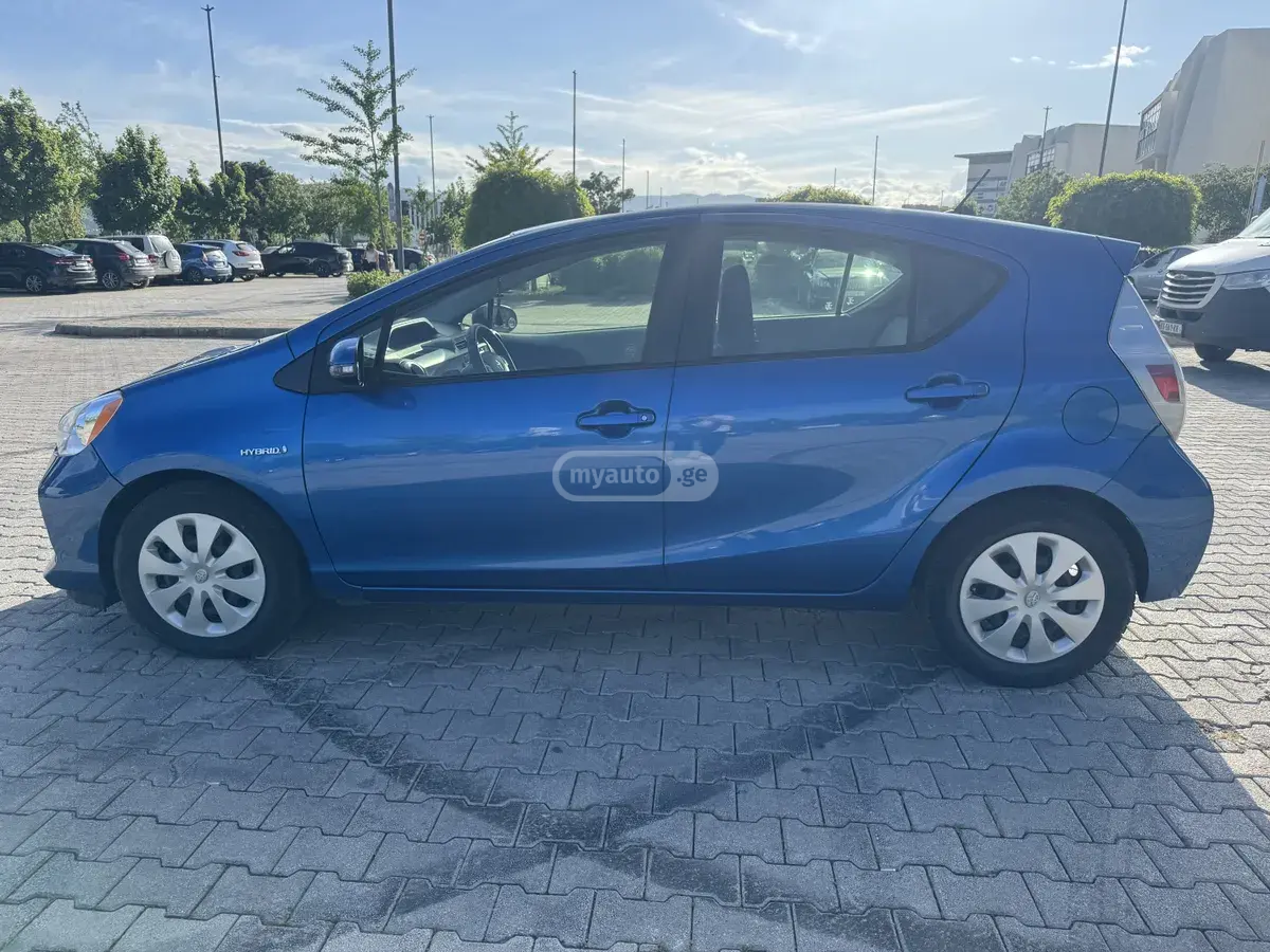 Toyota Prius C 2014 — photo 2