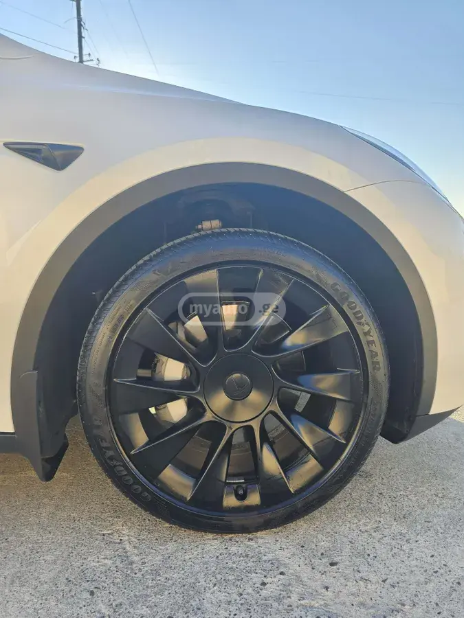 Tesla Model Y 2023 — photo 2