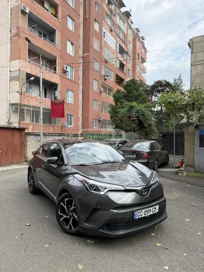 Toyota C-HR 2018 — photo 2
