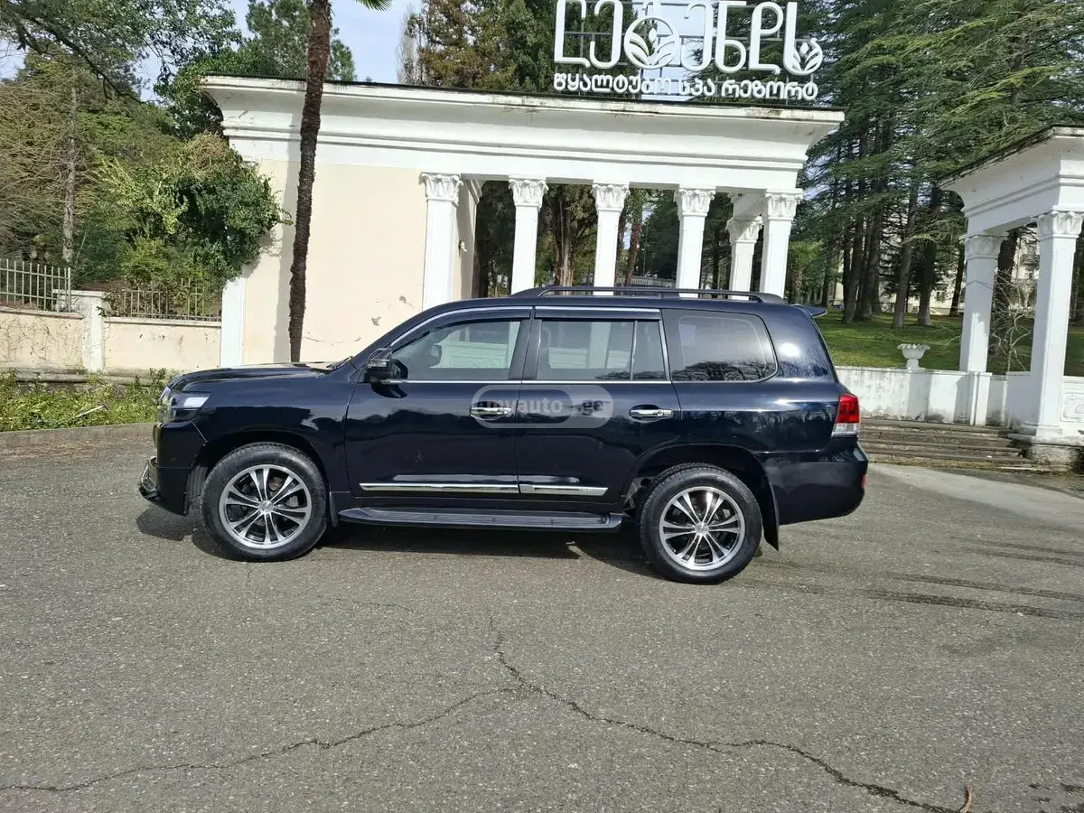 Toyota Land Cruiser 2010 — photo 2