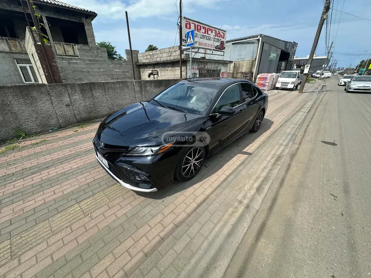 Toyota Camry 2021 — photo 2