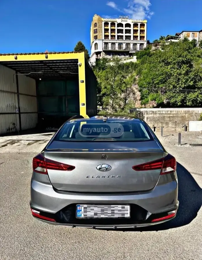 Hyundai Elantra 2019 — photo 2
