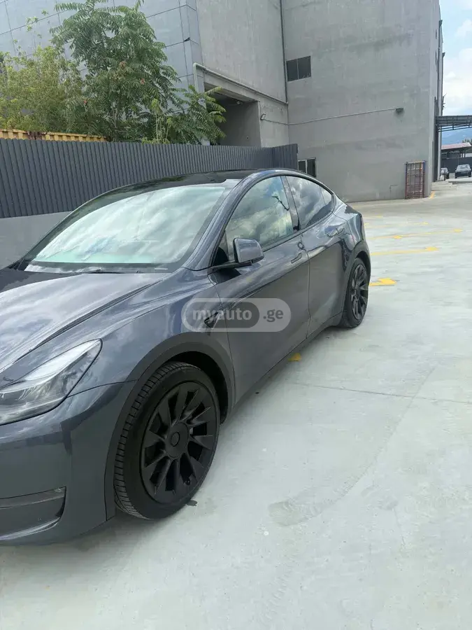 Tesla Model Y 2023 — photo 2