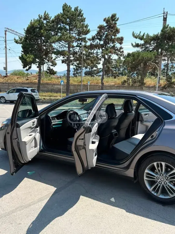Toyota Camry 2017 — photo 2