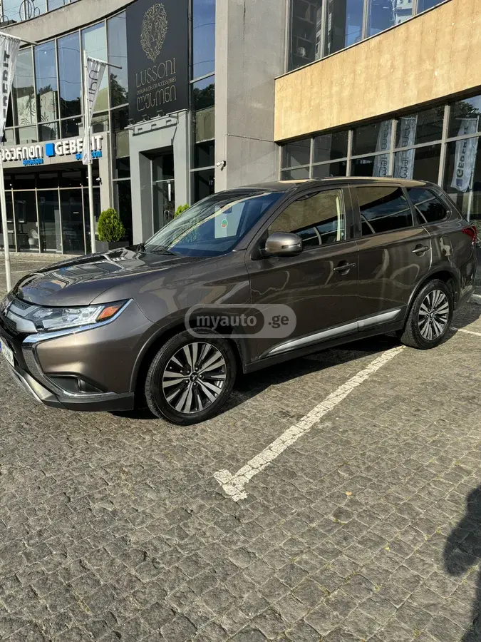 Mitsubishi Outlander 2020 — photo 2