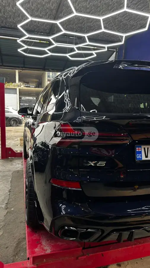 BMW X5 2018 — photo 2