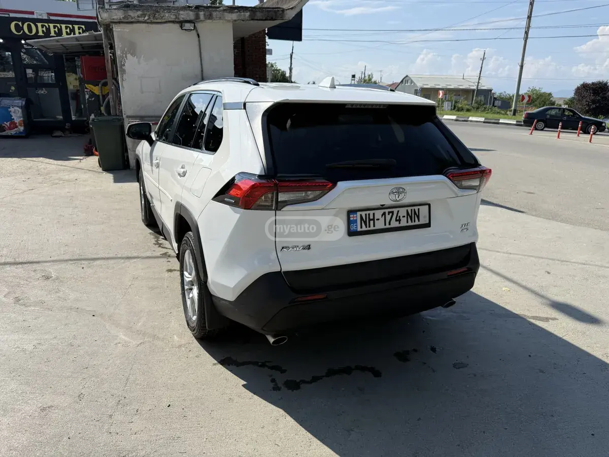 Toyota RAV4 2020 — photo 2