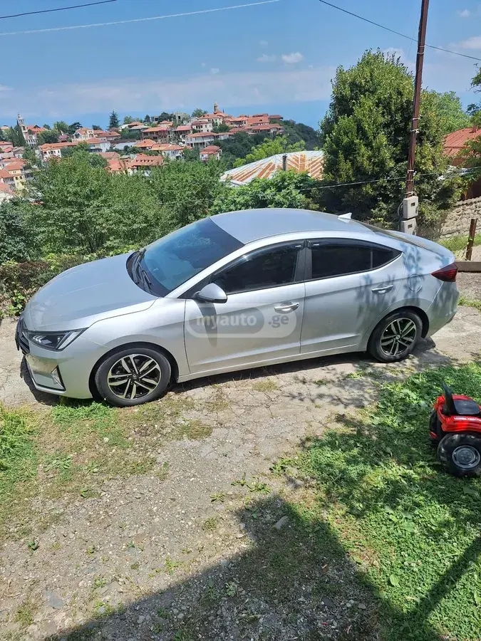 Hyundai Elantra 2018 — photo 2