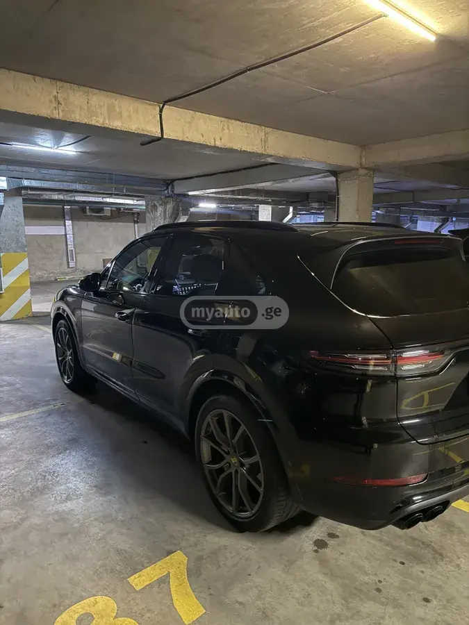 Porsche Cayenne 2023 — photo 2