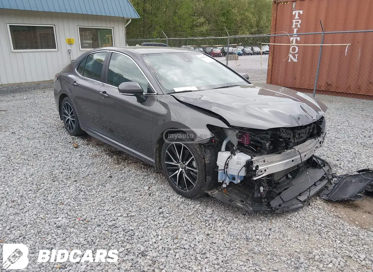 Toyota Camry 2022 — photo 2