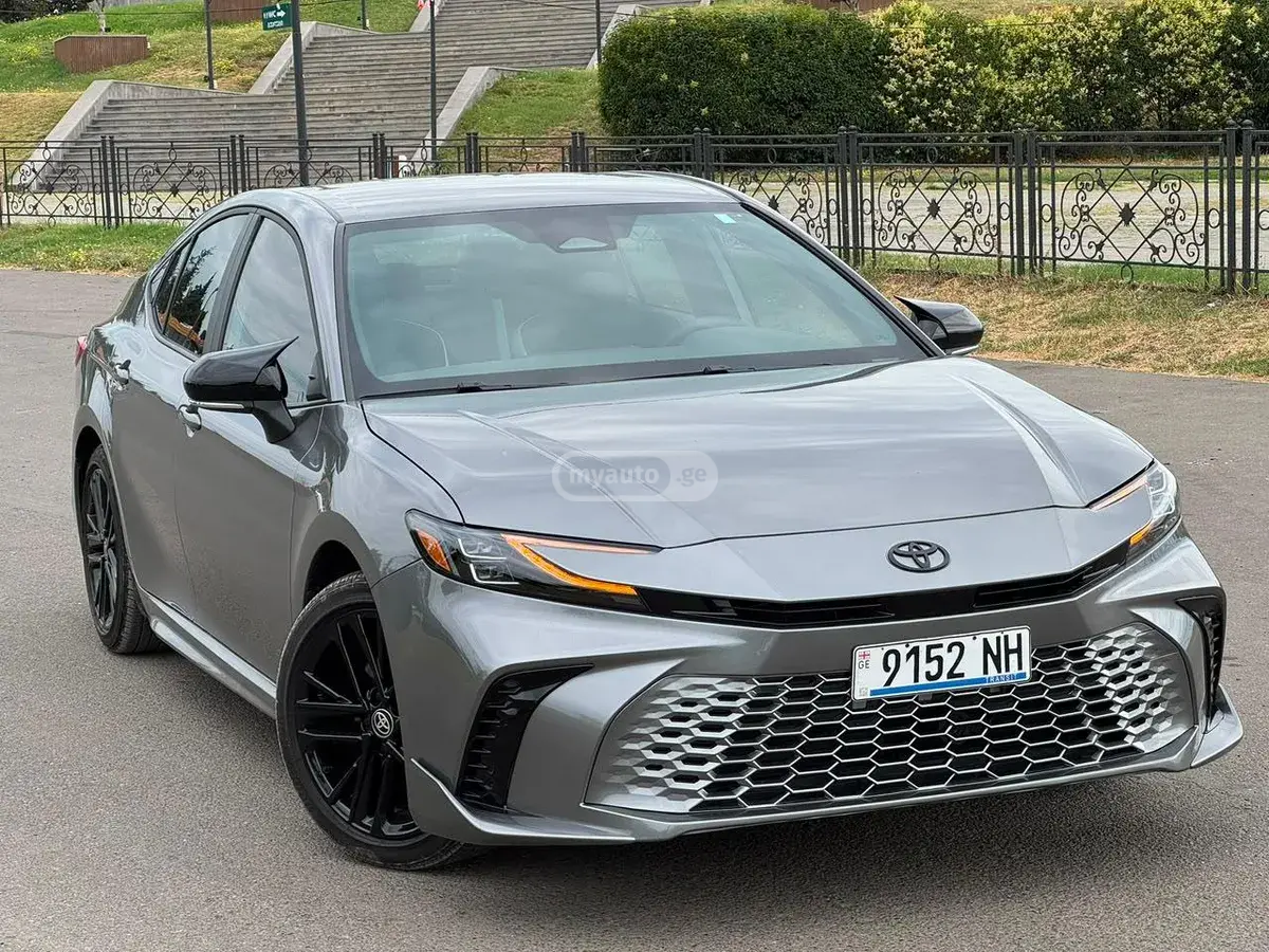 Toyota Camry 2025 — photo 2