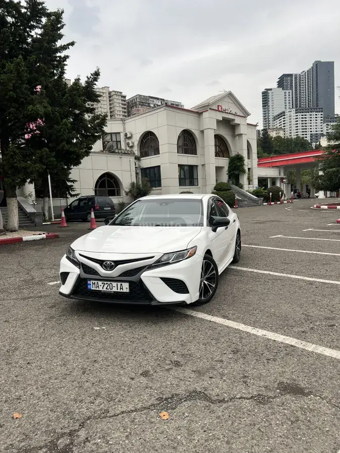 Toyota Camry 2018 — photo 2
