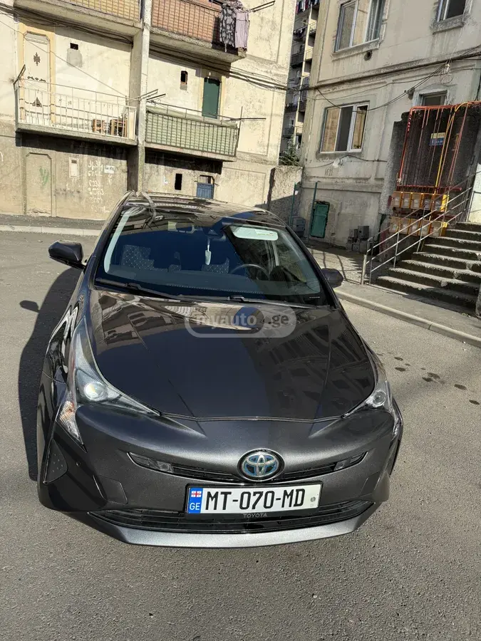 Toyota Prius 2017 — photo 2