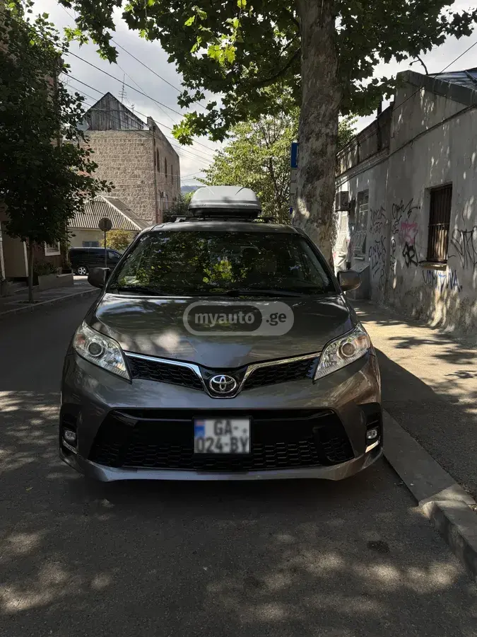 Toyota Sienna 2015 — photo 2