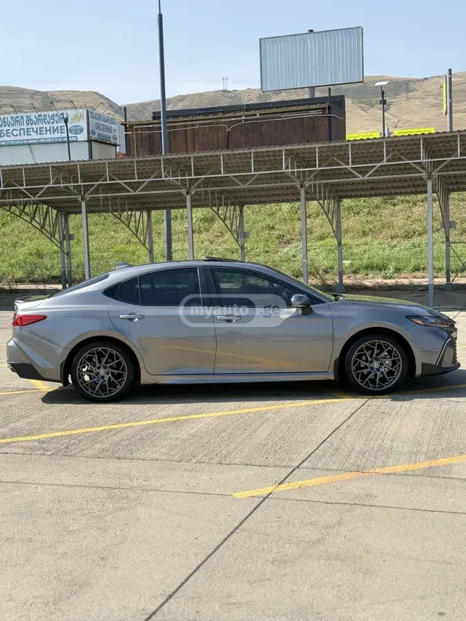 Toyota Camry 2025 — photo 2