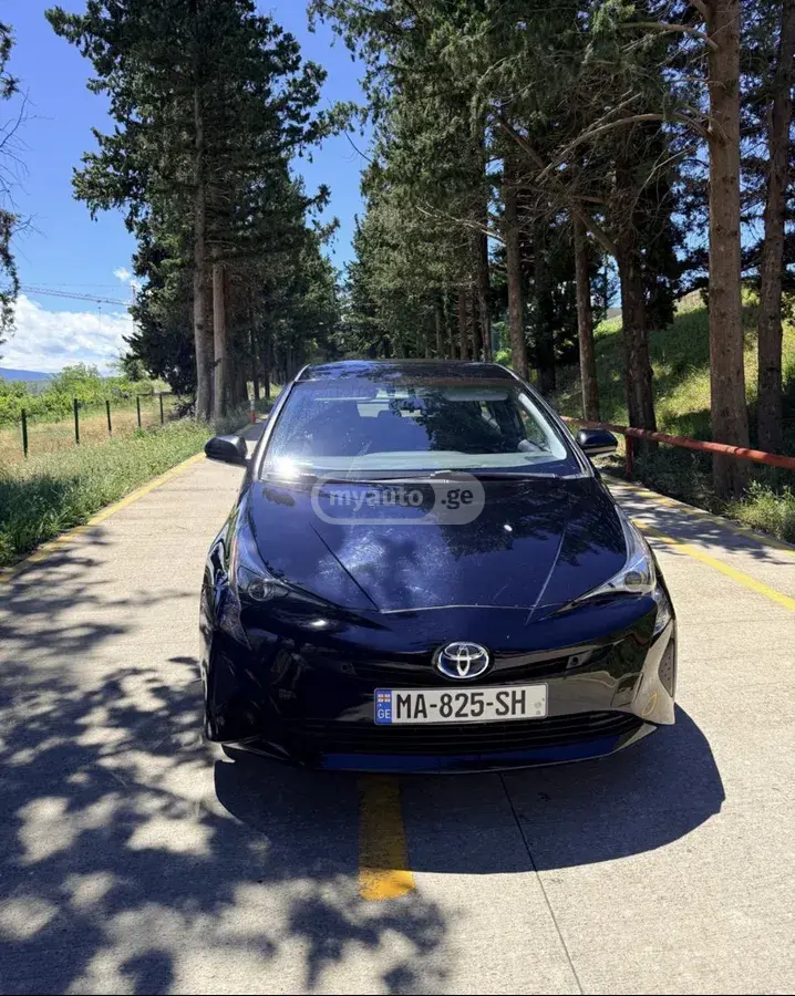 Toyota Prius 2017 — photo 2
