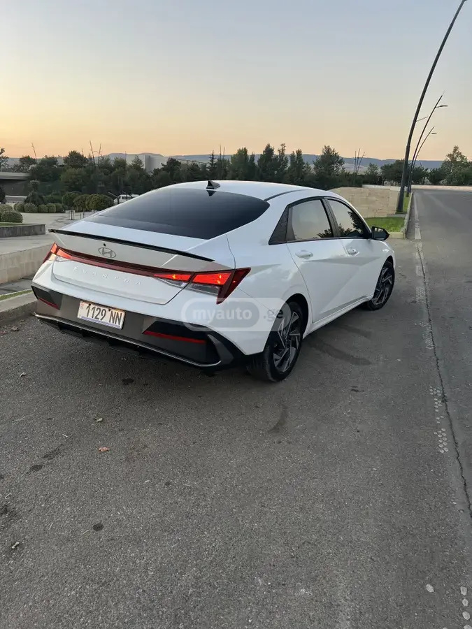 Hyundai Elantra 2025 — photo 2