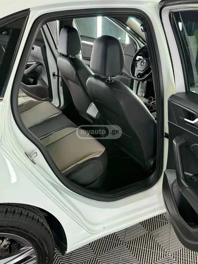Volkswagen Jetta 2021 — photo 2