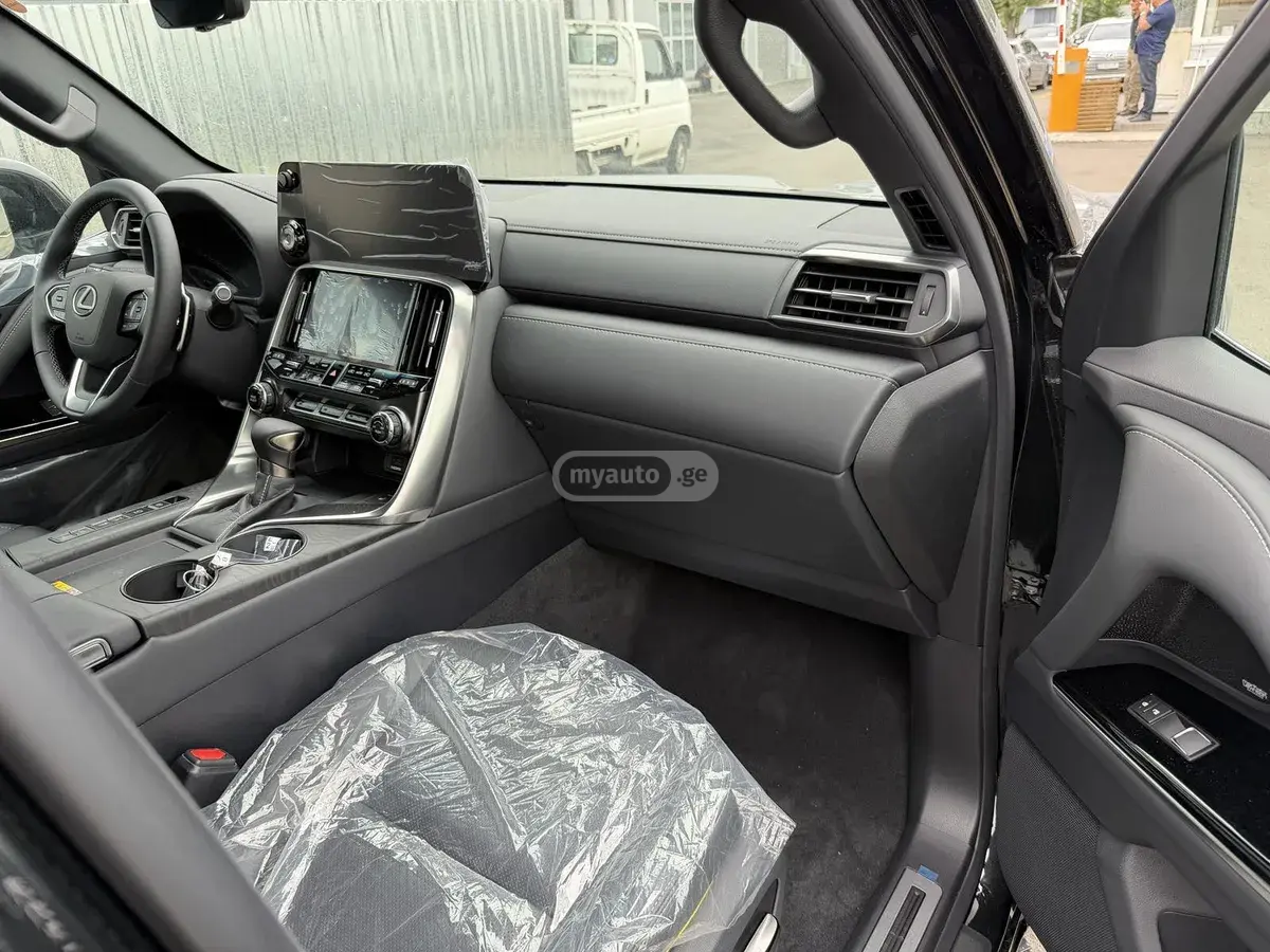 Lexus LX 500 2026 — photo 2