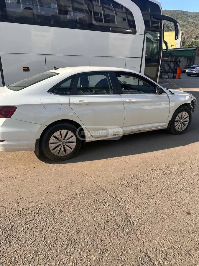 Volkswagen Jetta 2019 — photo 2