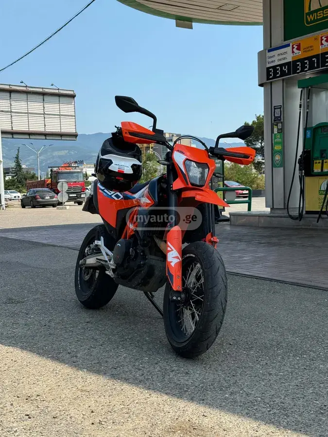 KTM 690 SMC 2023 — photo 2