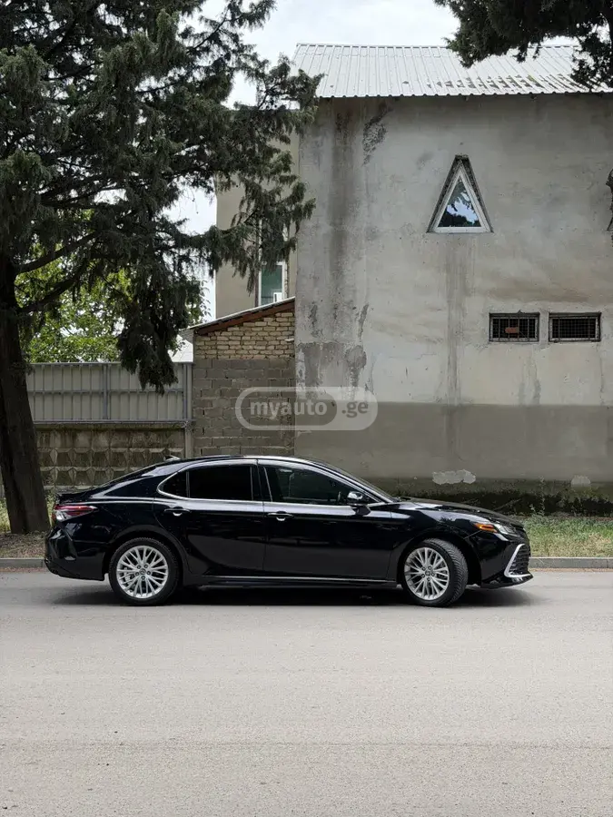 Toyota Camry 2022 — photo 2