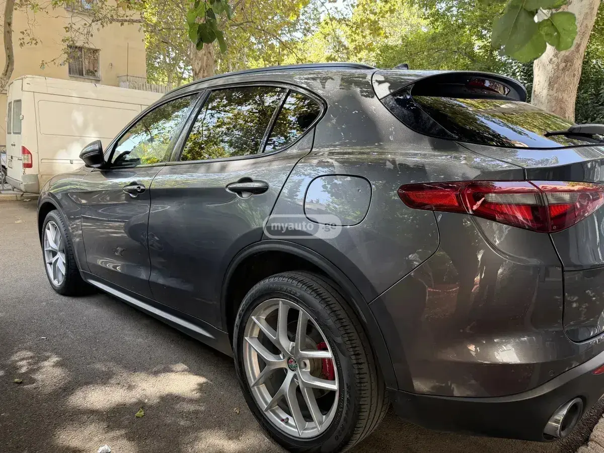Alfa Romeo Stelvio 2018 — photo 2
