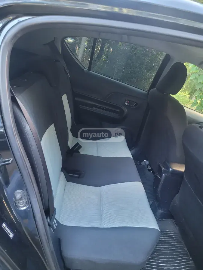 Toyota Prius C 2016 — photo 2