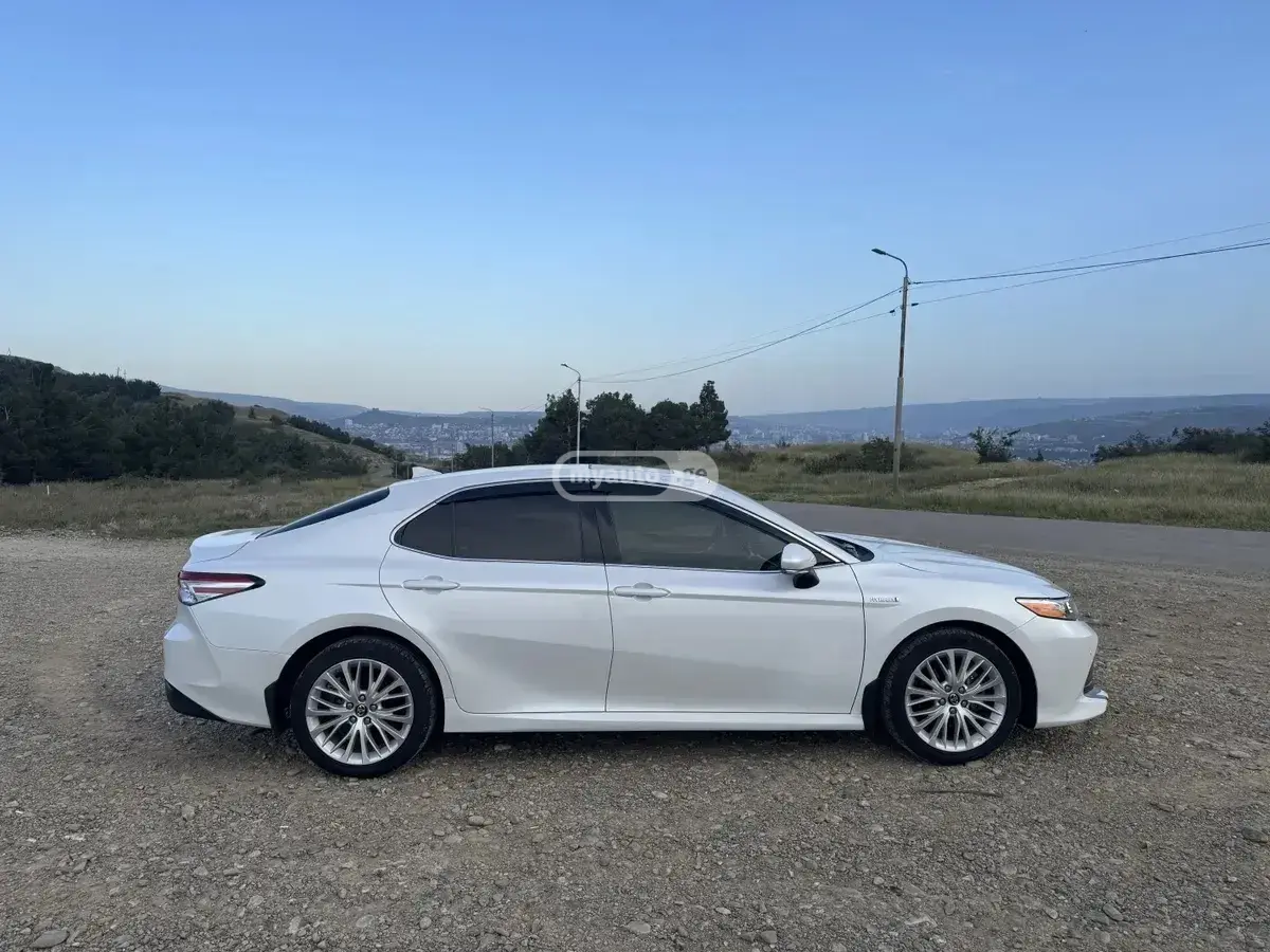 Toyota Camry 2018 — photo 2