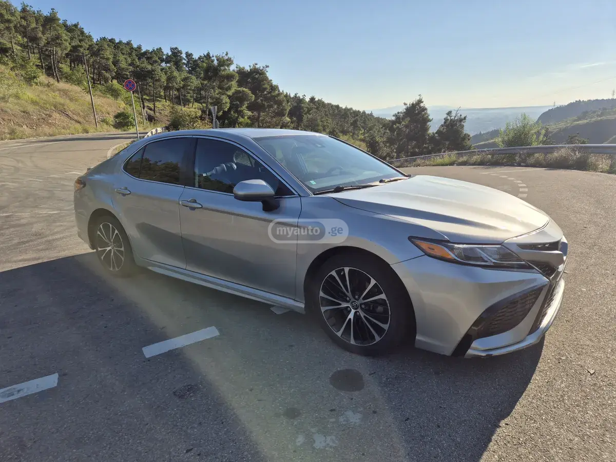 Toyota Camry 2019 — photo 2