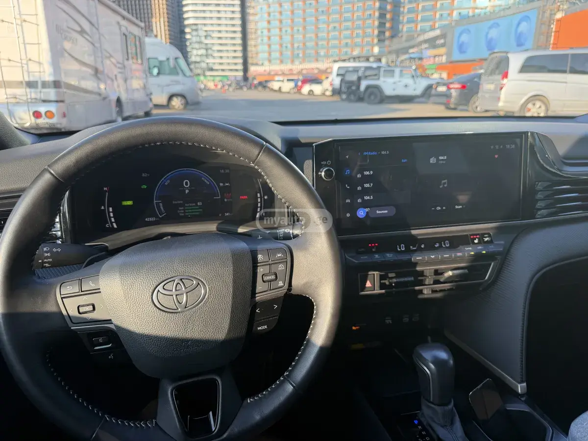 Toyota Camry 2025 — photo 2