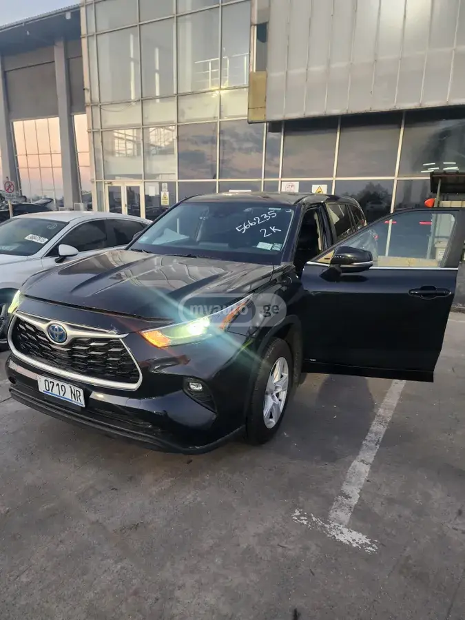 Toyota Highlander 2023 — photo 2