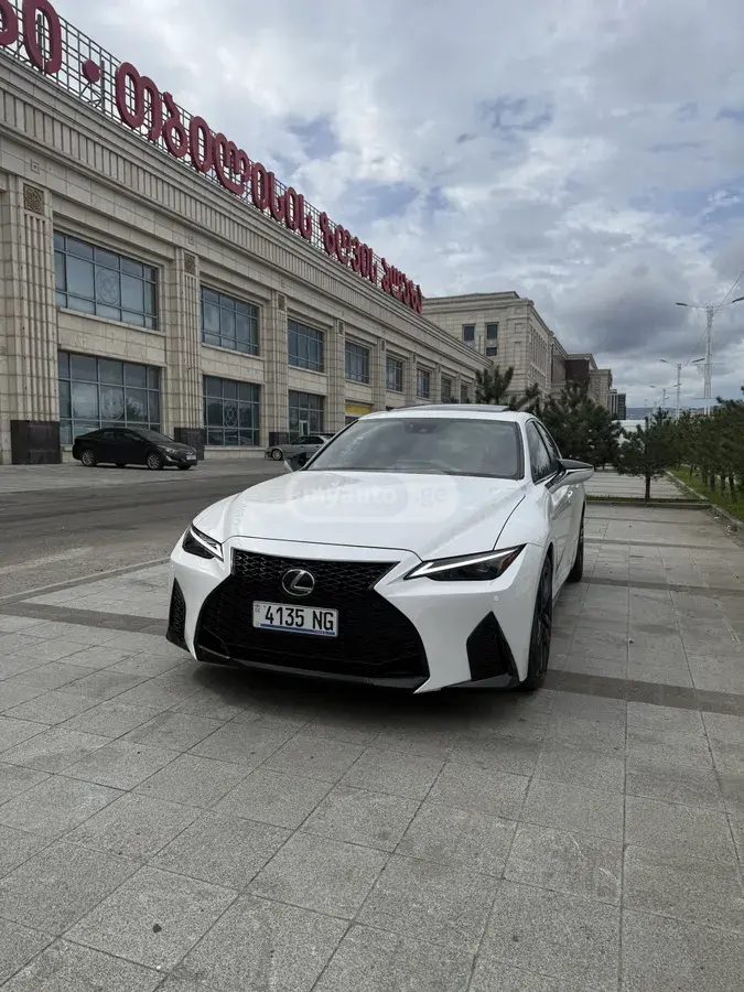 Lexus IS 300 2021 — photo 2