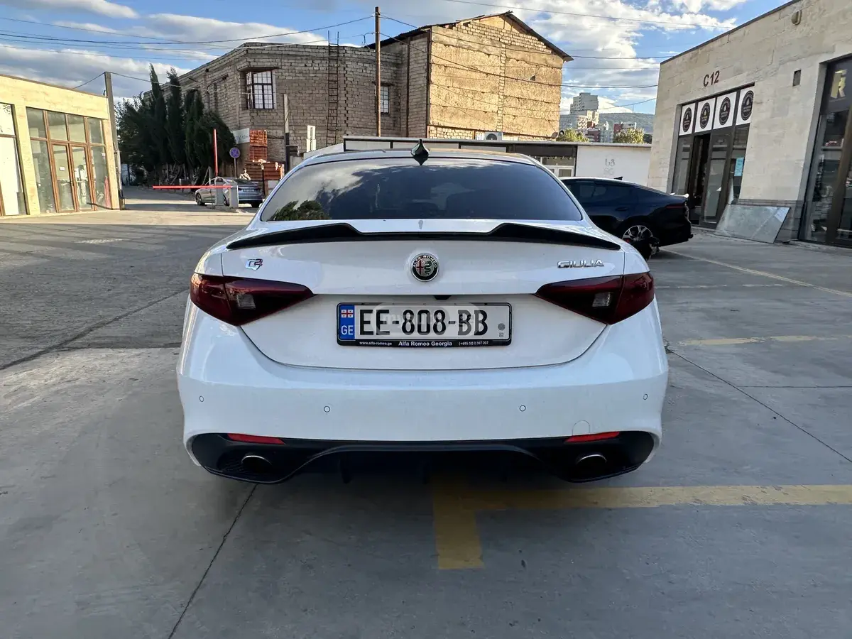 Alfa Romeo Giulia 2018 — photo 2