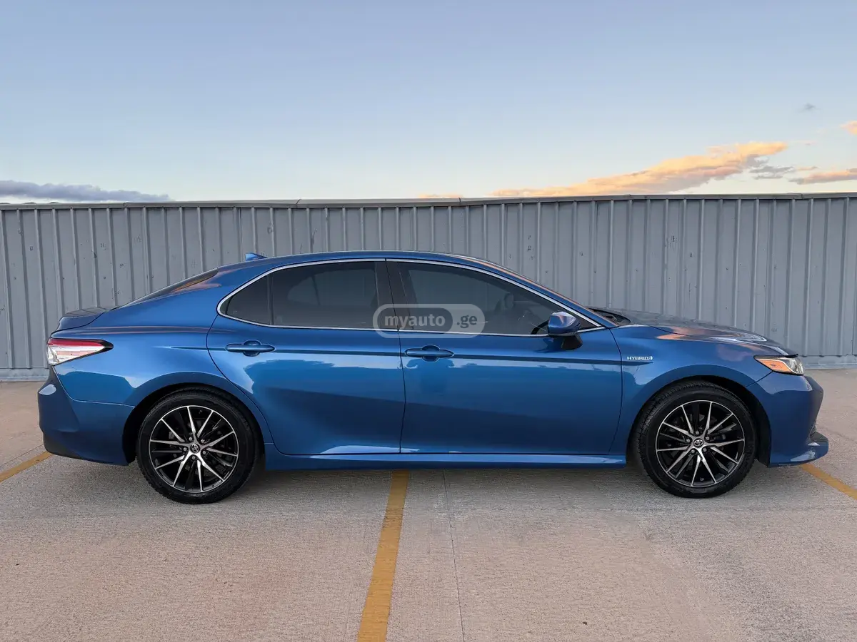Toyota Camry 2020 — photo 2