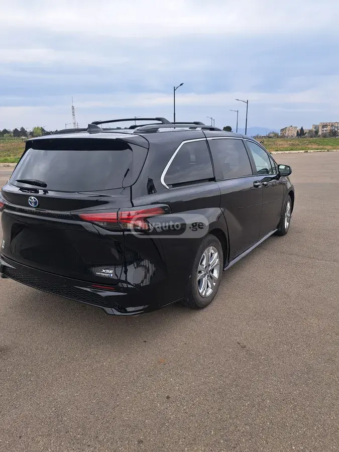 Toyota Sienna 2022 — photo 2