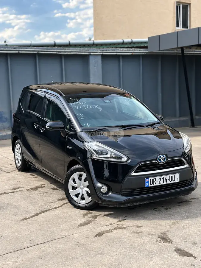 Toyota Sienta 2018 — photo 2