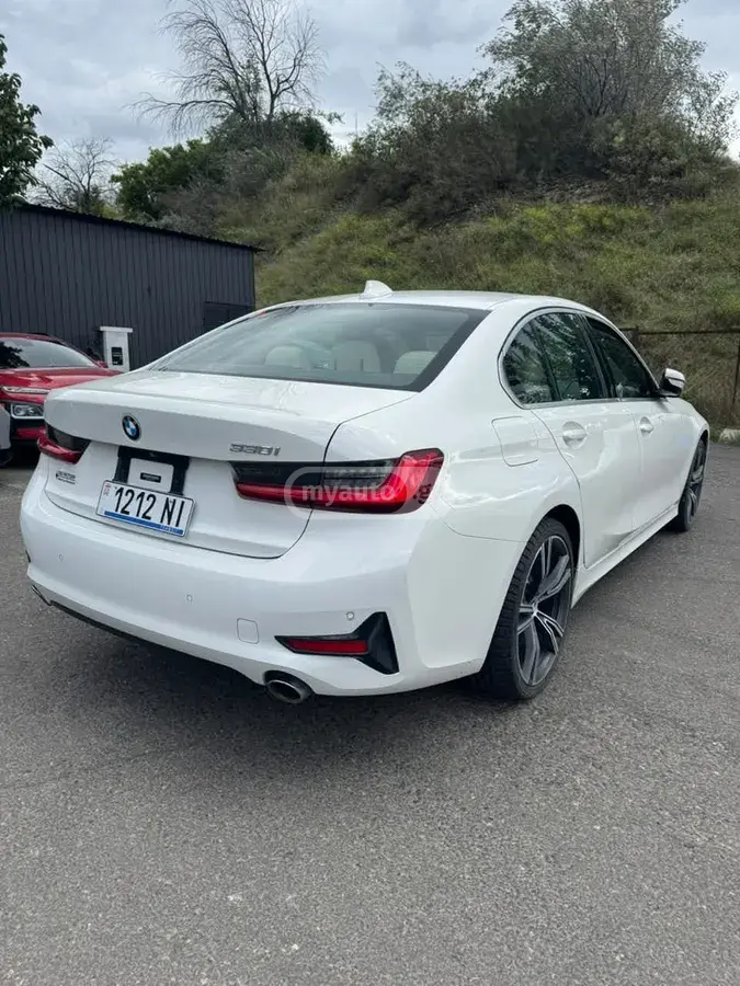 BMW 330 2021 — photo 2