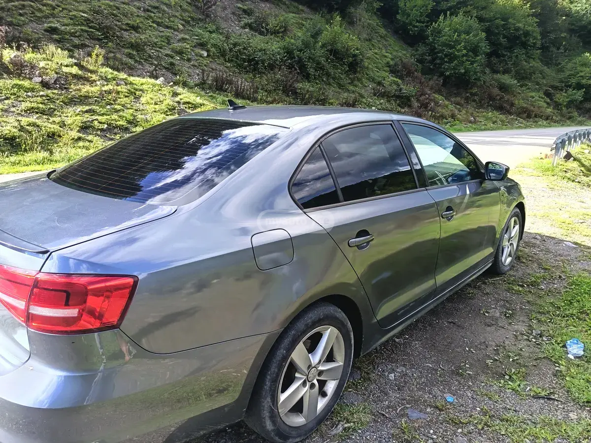 Volkswagen Jetta 2015 — photo 2