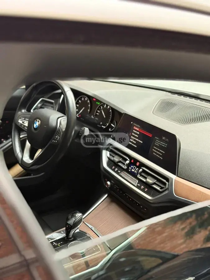 BMW 330 2019 — photo 2