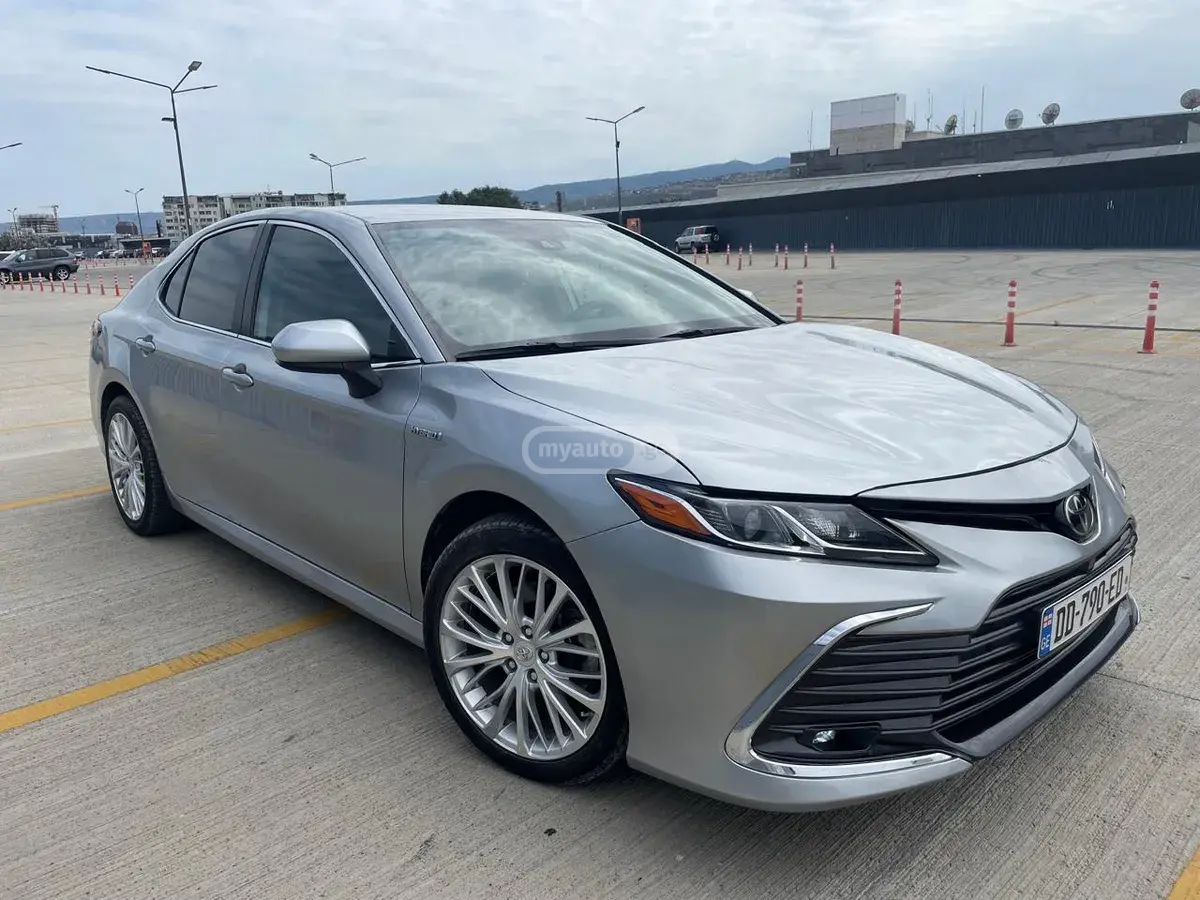 Toyota Camry 2019 — photo 2