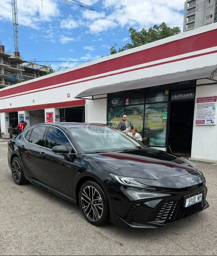 Toyota Camry 2025 — photo 2