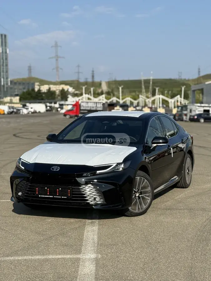 Toyota Camry 2026 — photo 2